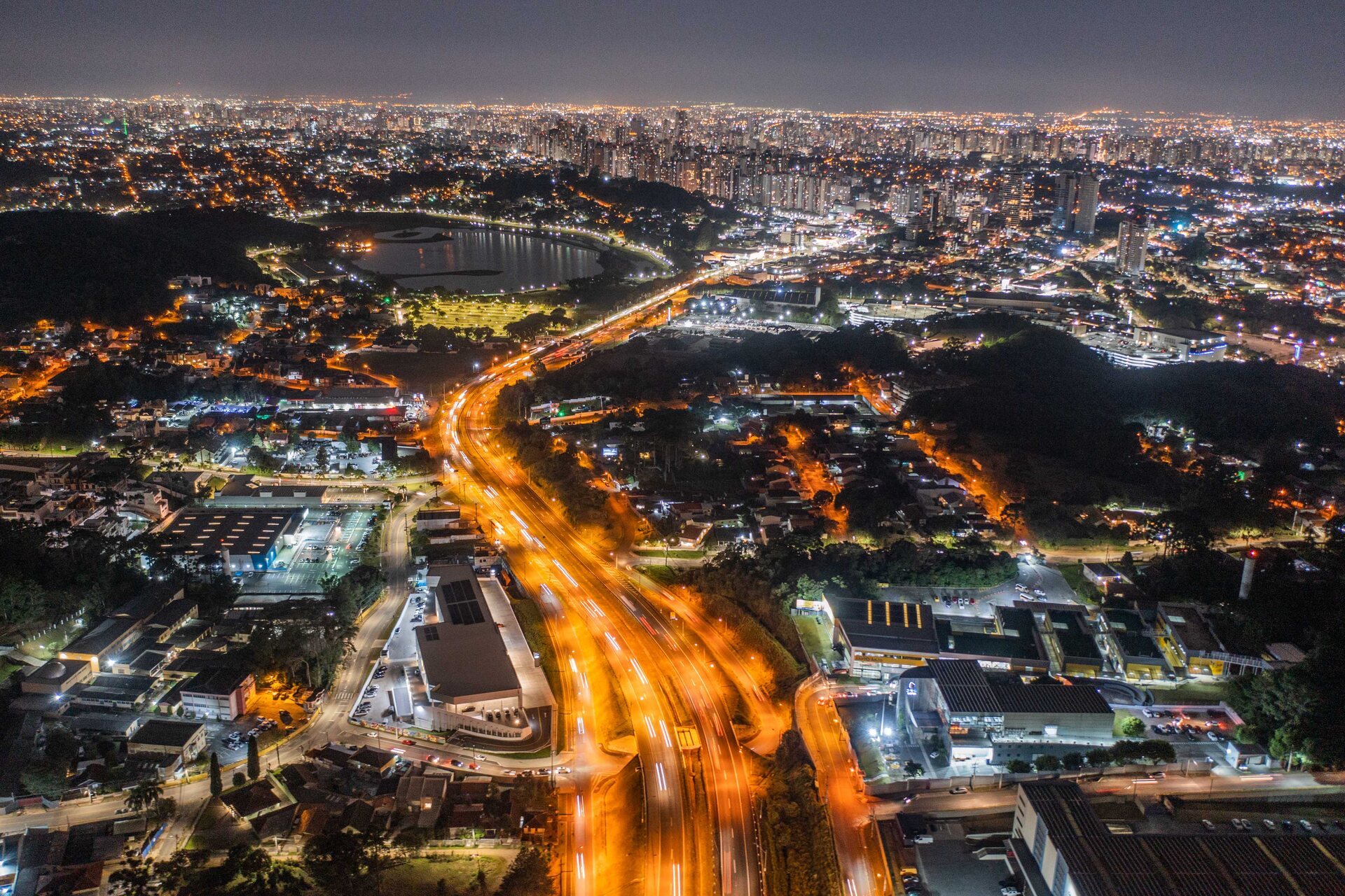 Vista aérea de Curitiba à noite